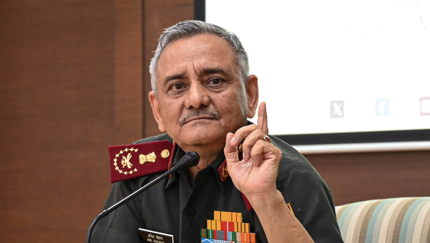 https://www.salarnews.in/public/uploads/images/newsimages/maannewsimage10082025_181650_CDS Chauhan.png
